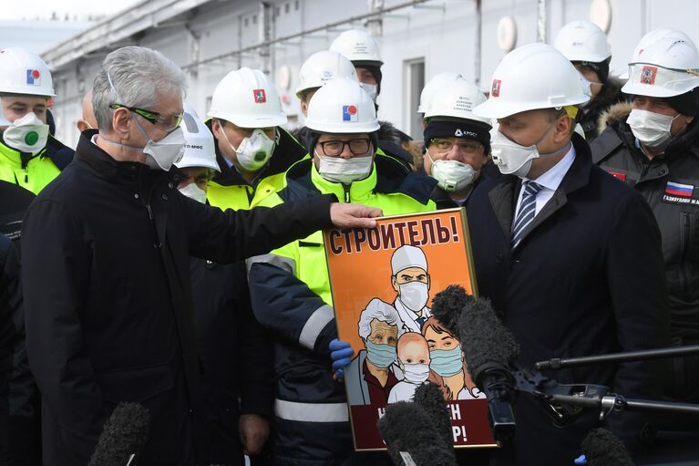 Мэр Москвы Сергей Собянин (слева) на открытии инфекционного центра в Новой Москве Мэр Москвы Сергей Собянин (слева) на открытии инфекционного центра в Новой Москве