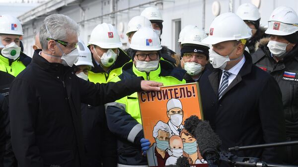 Мэр Москвы Сергей Собянин (слева) на открытии инфекционного центра в Новой Москве