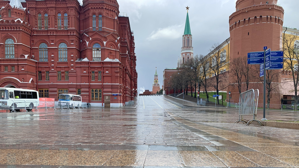 Вид с Манежной площади в сторону Красной площади в Москве