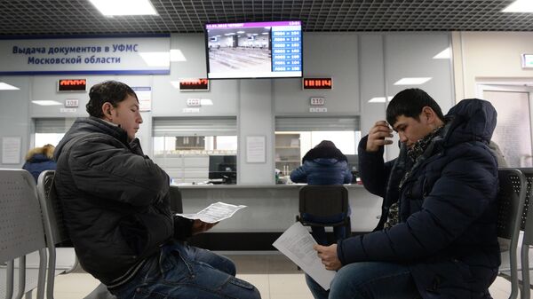 Иностранные граждане получают трудовой патент в миграционном центре