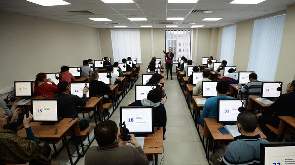 Иностранные граждане проходят электронное тестирование на знание русского языка в рамках комплекса услуг для оформления трудового патента