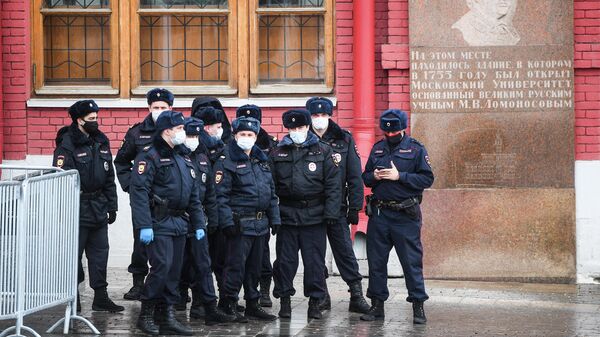 Сотрудники правоохранительных органов в центре Москвы