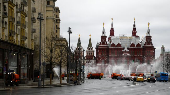 Автомобили коммунальных служб дезинфицируют дороги и тротуары в центре Москвы