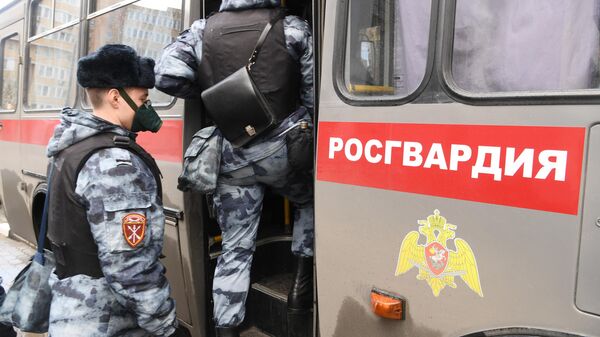 Сотрудники Росгвардии садятся в служебный автобус в Москве