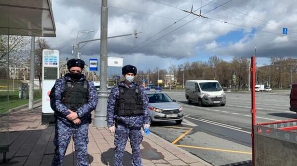 Сотрудники Росгвардии во время патрулирования улиц в Москве