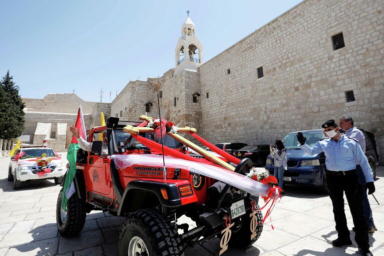 Благодатный огонь сошел в Иерусалиме