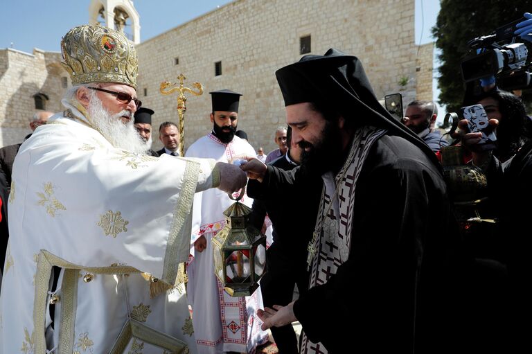 Благодатный огонь сошел в Иерусалиме