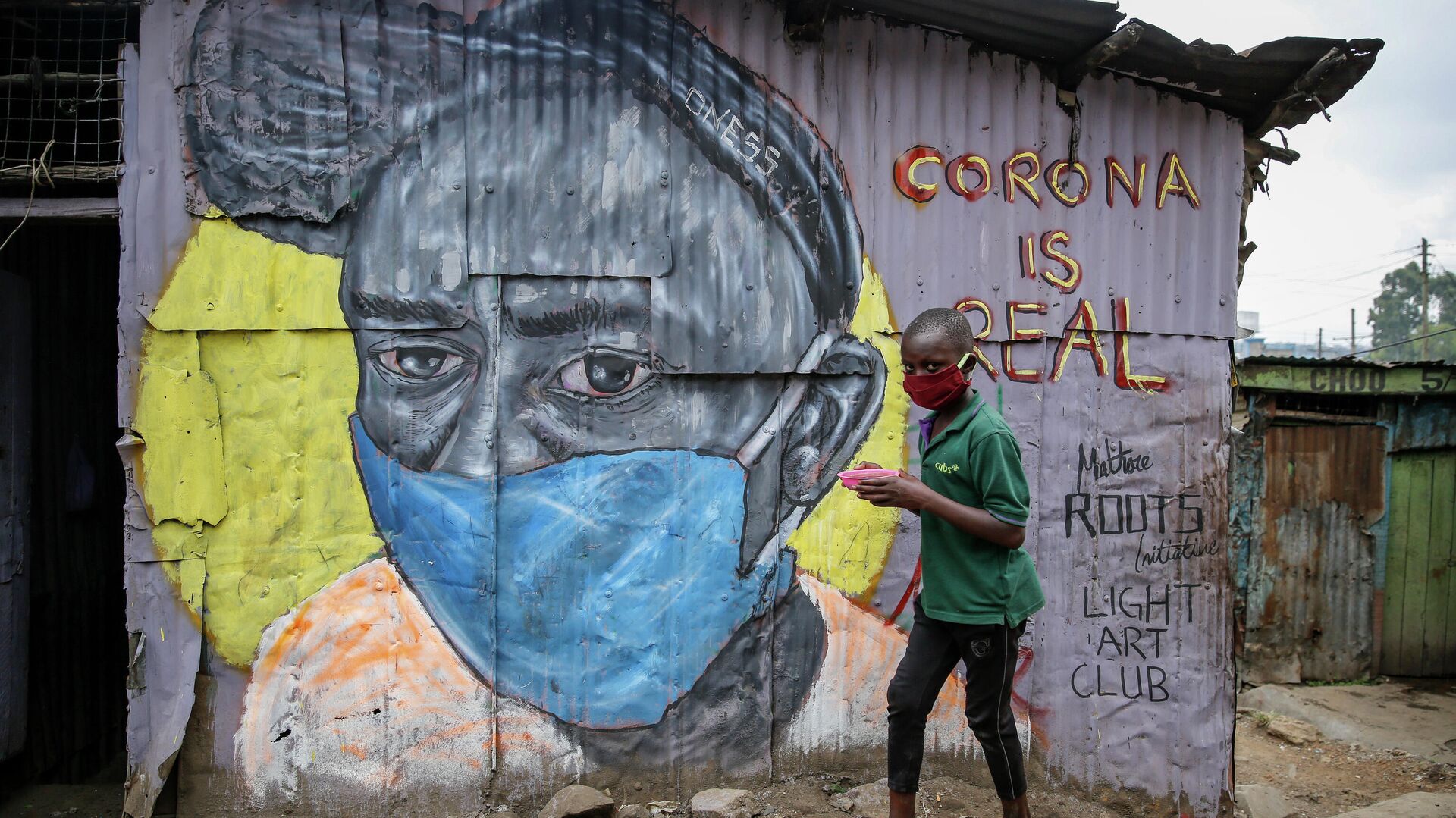 Информационное граффити художников the Mathare Roots, предупреждающее об опасности коронавируса в Найроби, Кения - РИА Новости, 1920, 12.02.2021