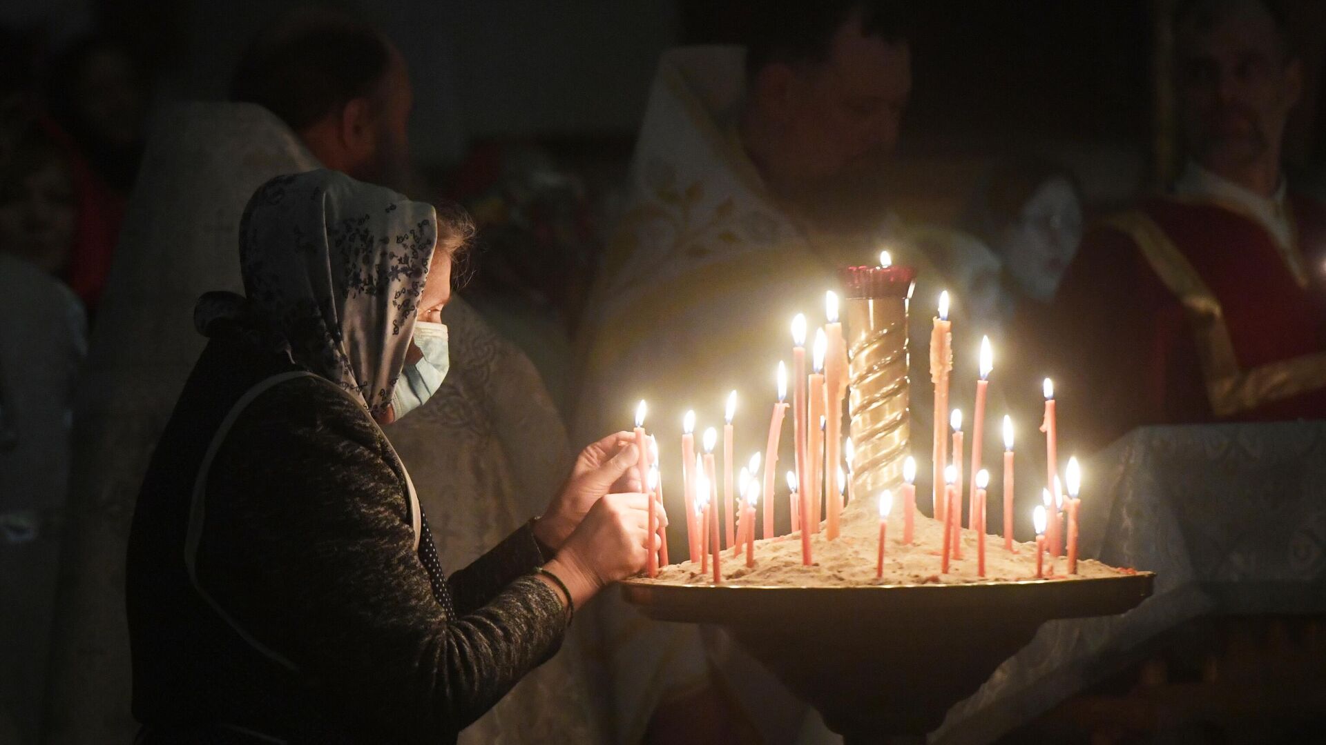 Верующие во время праздничного пасхального богослужения в церкви Николая Чудотворца в селе Филипповское Владимирской области - РИА Новости, 1920, 29.04.2020