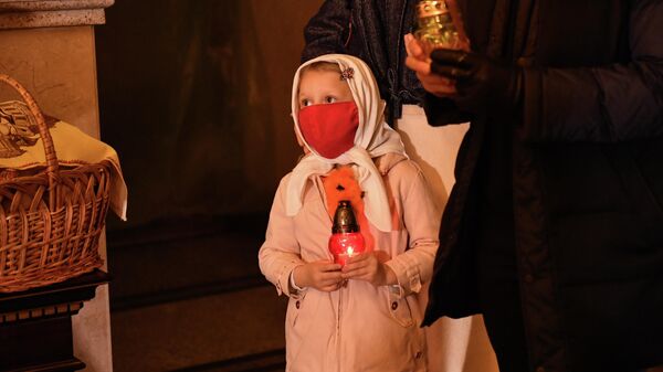 Девочка на праздничном пасхальном богослужении в Александро-Невском кафедральном соборе в Симферополе