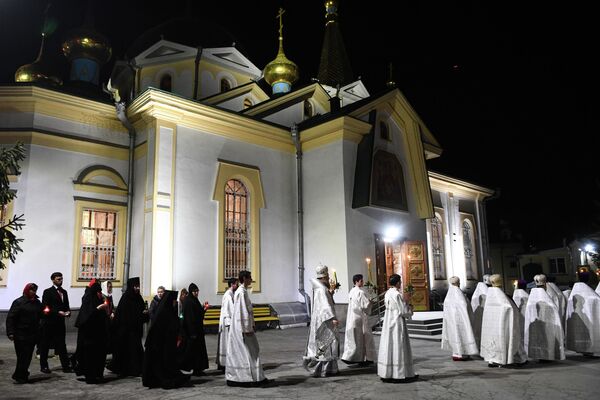 Священнослужители во время крестного хода вокруг Вознесенского кафедрального собора во время Пасхального богослужения в Новосибирске
