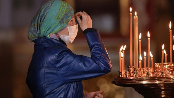 Верующая на праздничном пасхальном богослужении в Александро-Невском кафедральном соборе в Симферополе