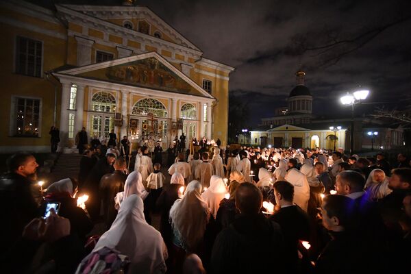 Верующие во время крестного хода у храма Святителя Алексия в Рогожской слободе