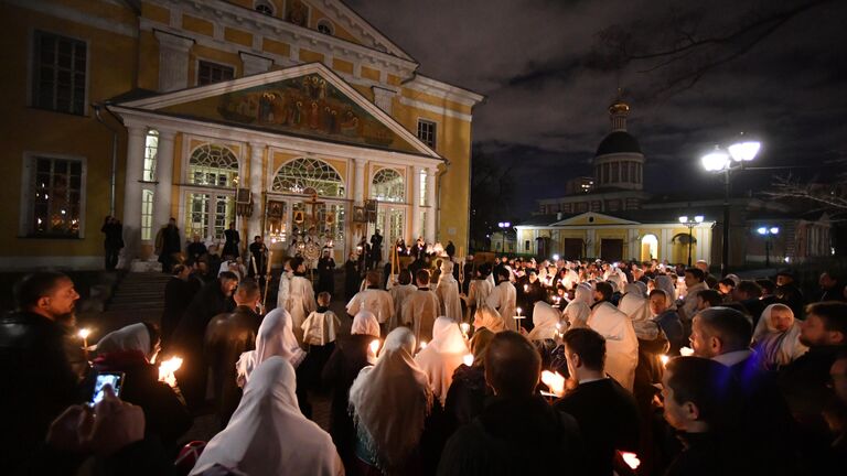 Верующие во время крестного хода у храма Святителя Алексия в Рогожской слободе
