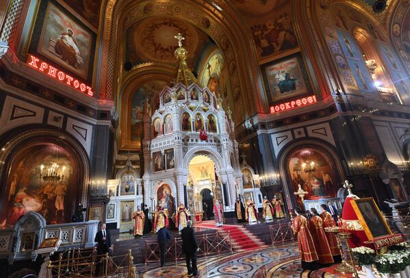 В храме Христа Спасителя в Москве во время праздничного пасхального богослужения