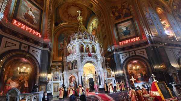 В храме Христа Спасителя в Москве во время праздничного пасхального богослужения