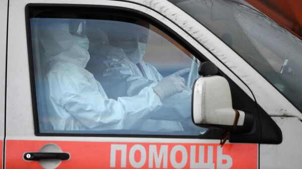 Медицинские работники в автомобиле скорой помощи на территории Московского карантинного центра по коронавирусу в Коммунарке