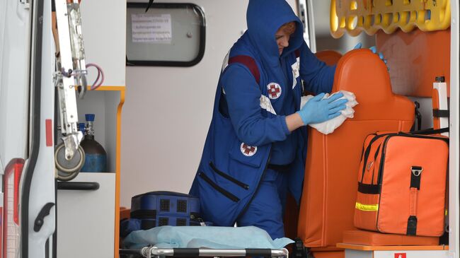 Медицинский работник в автомобиле скорой помощи на территории Московского карантинного центра по коронавирусу в Коммунарке