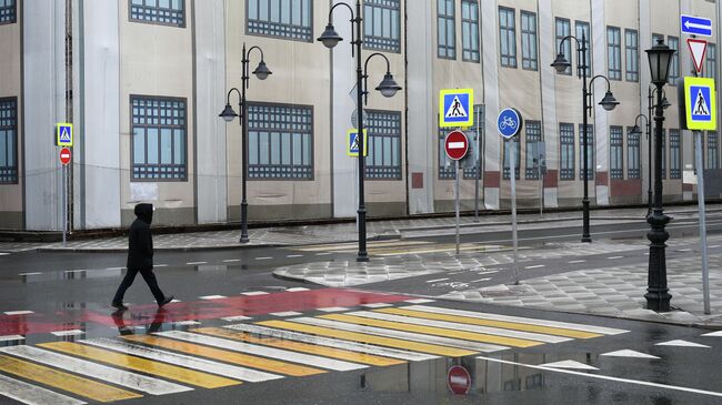 Пешеход на Пятницкой улице в Москве 