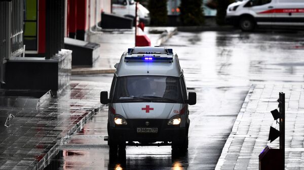 Автомобиль скорой помощи на территории Московского карантинного центра по коронавирусу в Коммунарке