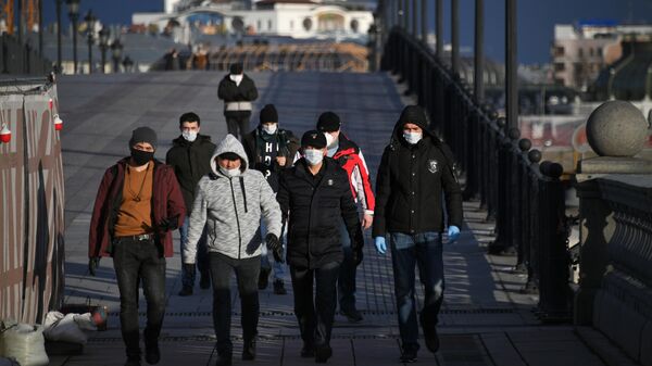 Пешеходы на Патриаршем мосту в Москве