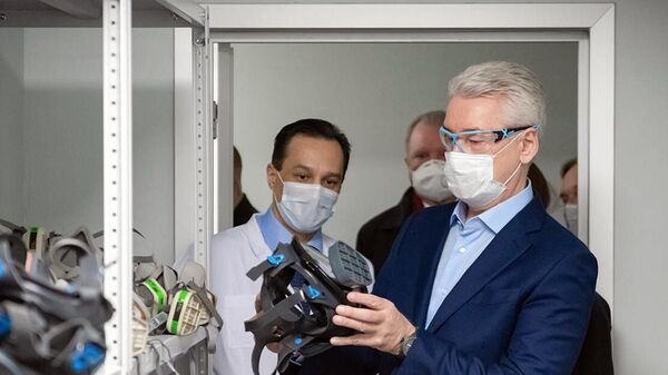 Мэр Москвы Сергей Собянин в медицинской маске во время осмотра коронавирусного стационара на базе ГКБ No 24