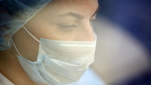 Ординатор в медицинской маске во время обучения по диагностике COVID-19 в клинике Волгоградского медицинского университета