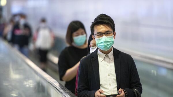 Пассажиры метро в медицинских масках