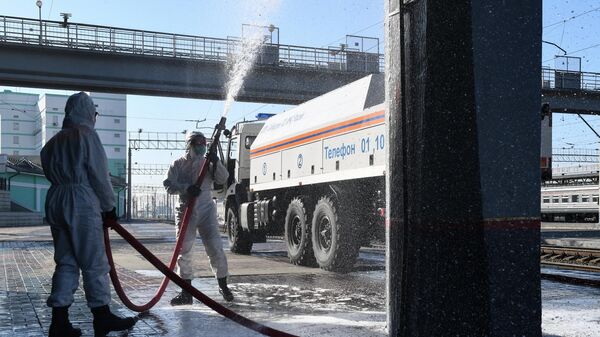 Сотрудники МЧС во время дезинфекции территории железнодорожного вокзала Новосибирск-Главный