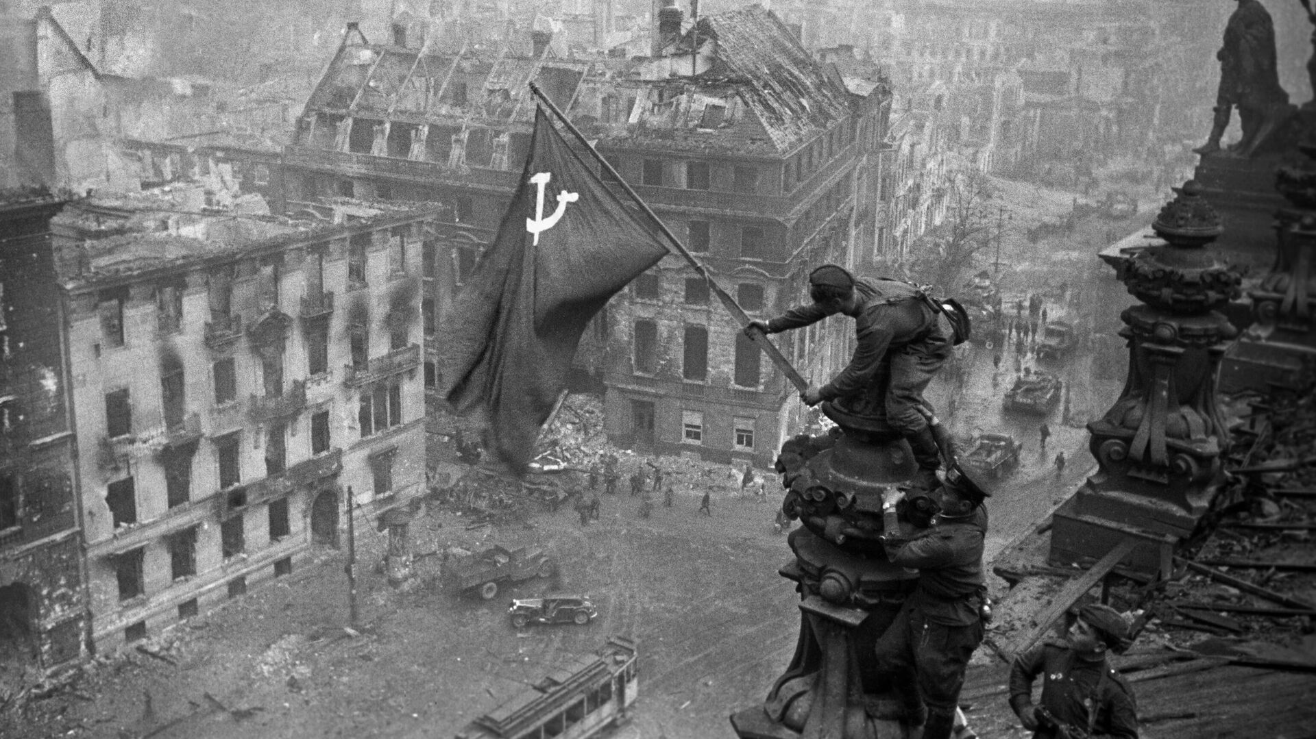 Флаг в берлине над рейхстагом