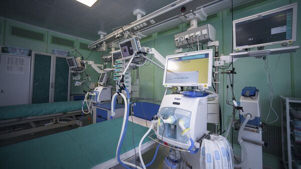 Аппарат искусственной вентиляции легких в реанимационном отделении Центра инфекционных болезней ФГАУ НМИЦ здоровья детей в Москве