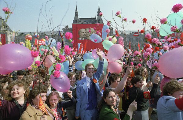 Праздничная первомайская демонстрация трудящихся столицы на Красной площади