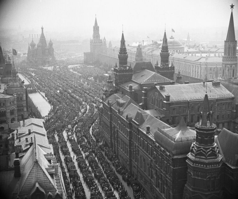 Празднование Первого мая в Москве. Первомайская демонстрация трудящихся на Красной площади