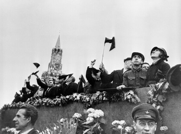 Гости Москвы на трибуне Мавзолея В.И.Ленина во время первомайской демонстрации на Красной площади. 1934 год