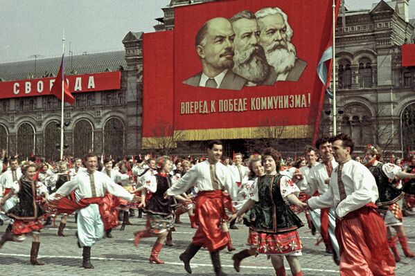 Празднование Дня международной солидарности трудящихся в Москве. Выступление участников художественной самодеятельности на Красной площади