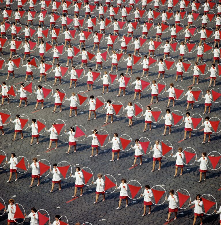 Выступление физкультурников. Первомайская демонстрация в честь Дня международной солидарности трудящихся