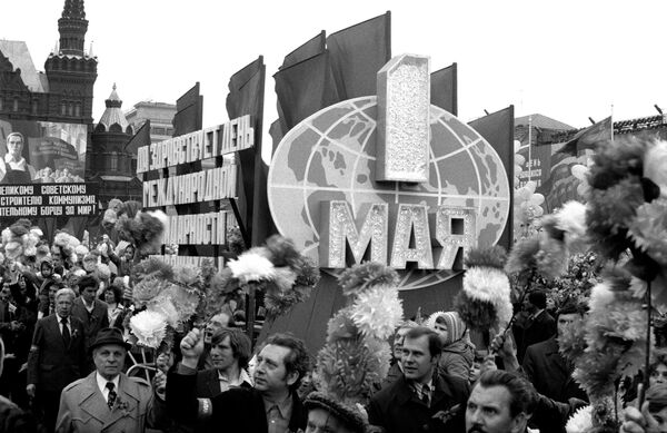 Демонстрация трудящихся на Красной площади в Москве 1 Мая 1982 года - в День солидарности трудящихся