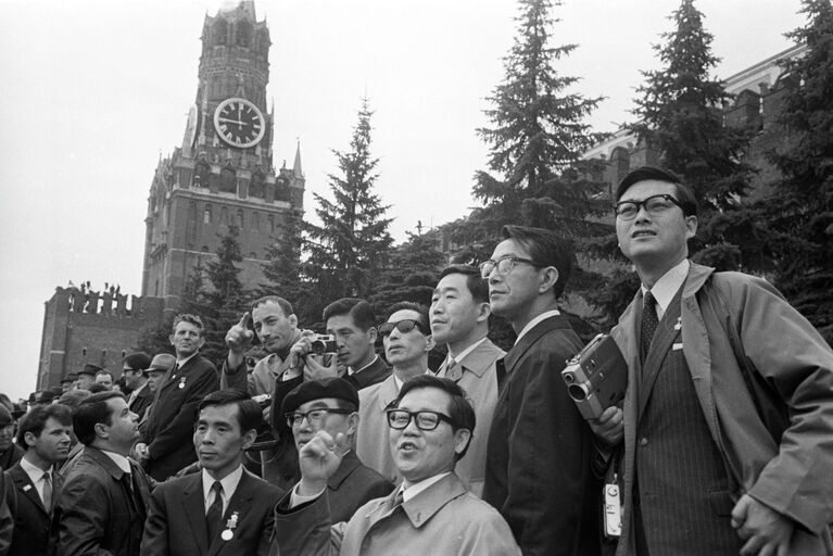 Делегация японских профсоюзов во время демонстрации трудящихся на Красной площади в Москве