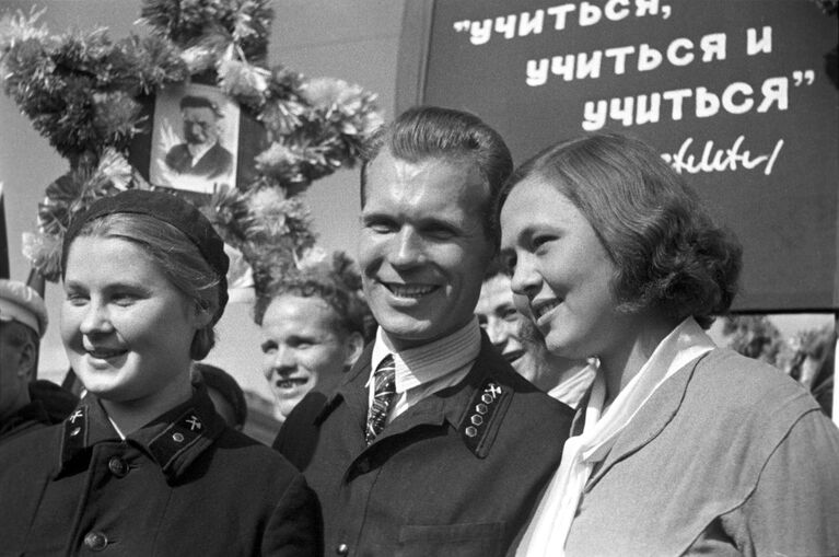 Первомайская демонстрация трудящихся в Москве. 1938 год