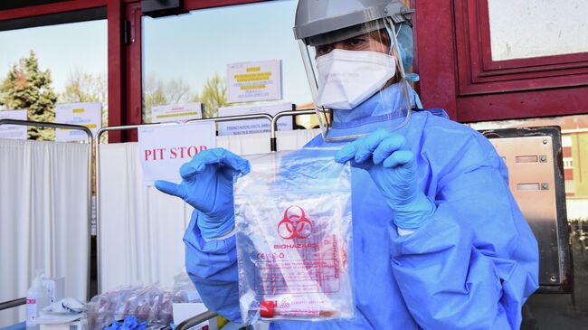 Медицинский работник c тестом на коронавирус в Италии