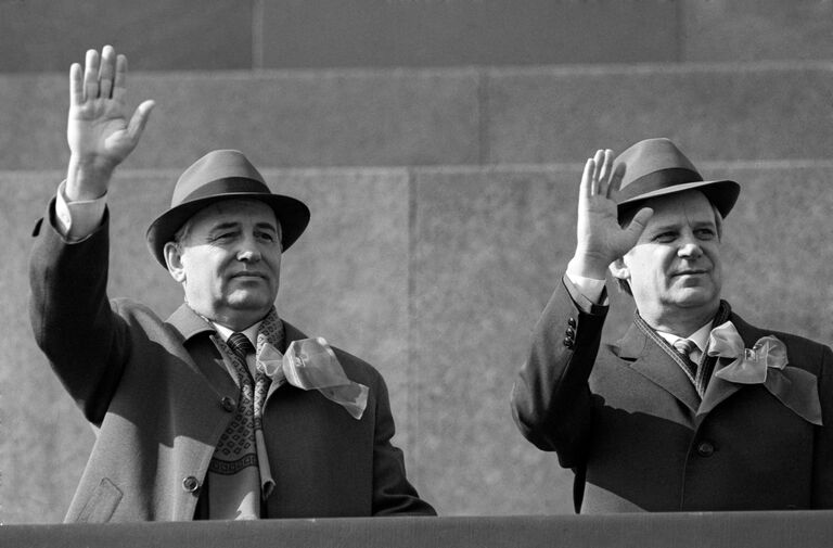 Генеральный секретарь ЦК КПСС Михаил Сергеевич Горбачев (слева) и Председатель Совета Министров СССР Николай Иванович Рыжков на трибуне Мавзолея В.И. Ленина во время первомайской демонстрации. Празднование Дня Международной солидарности трудящихся - 1 мая