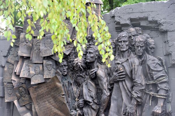 Фрагмент мемориала в память о жертвах немецкого пересыльного лагеря Дулаг-184, где погибло около 80 тысяч советских военнопленных, в Вязьме