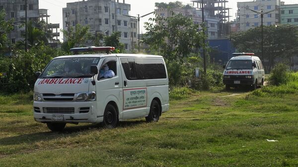Автомобили скорой помощи неподалеку от кладбища Талтола в Дакке, где пройдут похороны умершего от коронавируса человека