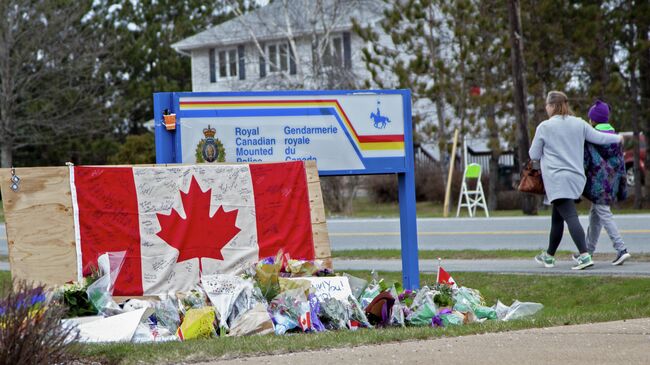 Импровизированный мемориал, посвященный жертвам массовой стрельбы, перед пунктом Королевской канадской конной полиции в в Энфилде, Новая Шотландия, Канада
