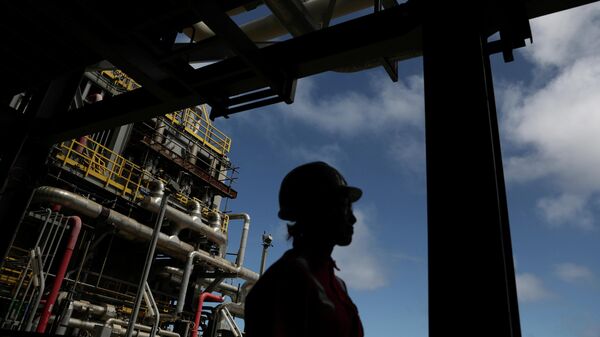 Рабочий на морской нефтяной платформе в Бразилии 