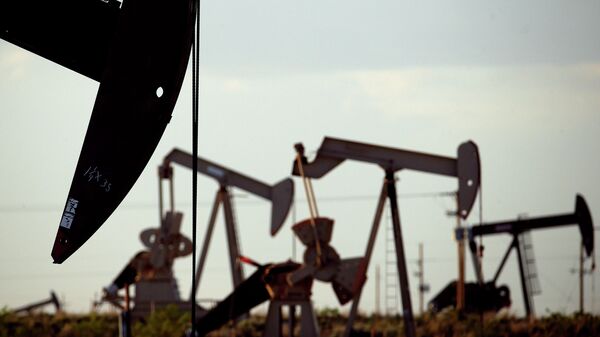 Нефтяные станки-качалки на месторождении недалеко от Ловингтона, штат Нью-Мексико