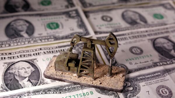 Нефтяной станок-качалка на фоне долларовых банкнот