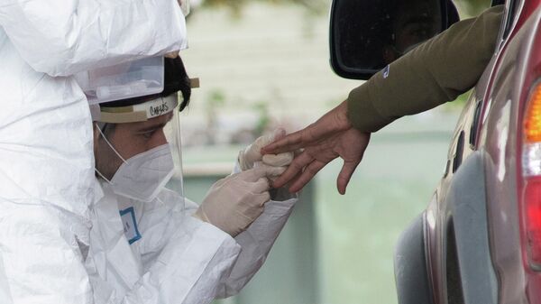 Медицинский работник берет анализ для тестирования на коронавирус в Болинасе, США