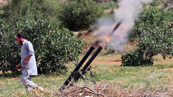 Боец правительства национального согласия Ливии запускает ракеты с позиции около города Гарабулли в направлении города Тархуна, удерживаемого Ливийской национальной армией. 19 апреля 2020