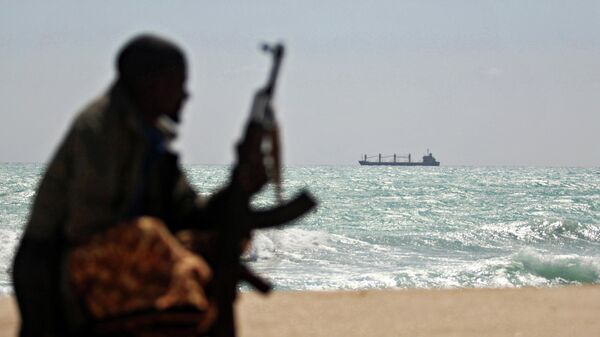 Вооруженный пират  африканского региона на берегу 